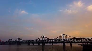 移动延时晚霞下的鸭绿江大桥视频的预览图